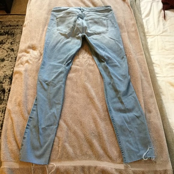 Light Wash Distressed Hollister Jean Leggings.  Size 5. Waist 27. - Picture 5 of 8